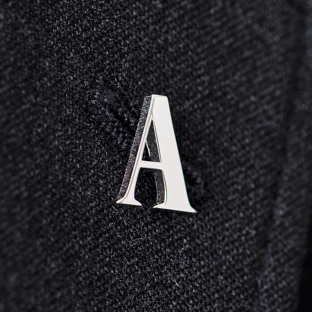 文字で飾るピンバッチ「A」Role Serif Banner Heavy