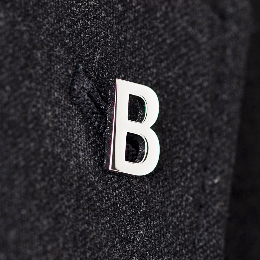 文字で飾るピンバッチ「B」Role Sans Banner Bold