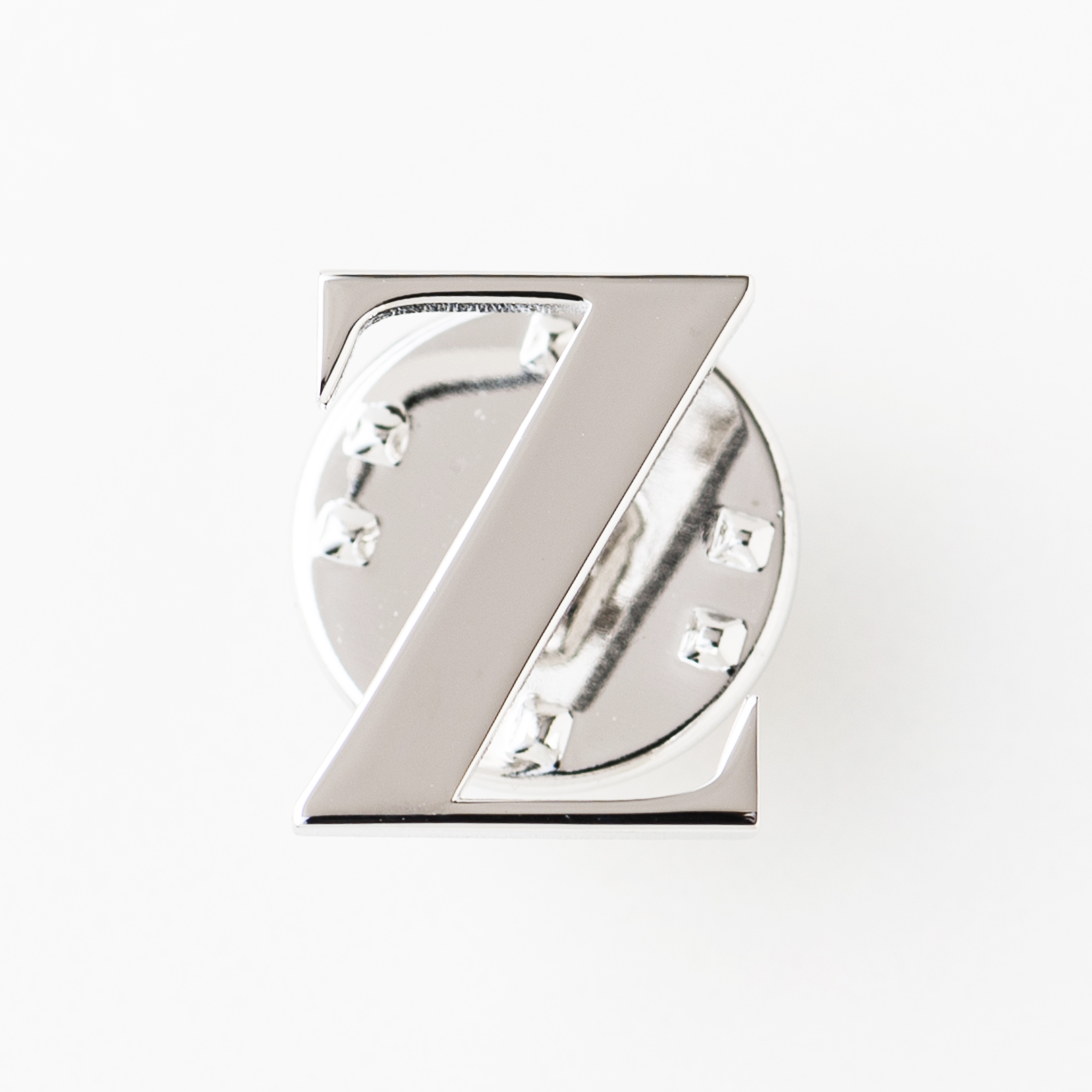 文字で飾るピンバッチ「Z」Role Serif Banner ExtraBold