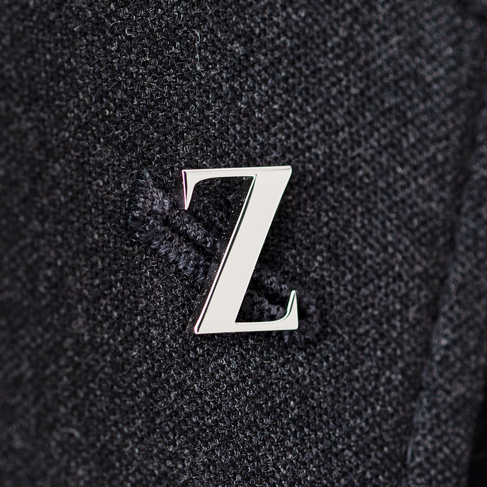 文字で飾るピンバッチ「Z」Role Serif Banner ExtraBold