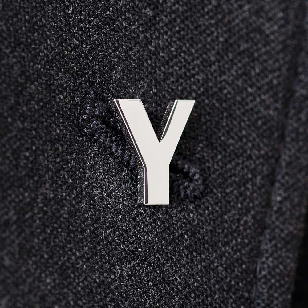 文字で飾るピンバッチ「Y」Role Sans Banner Heavy