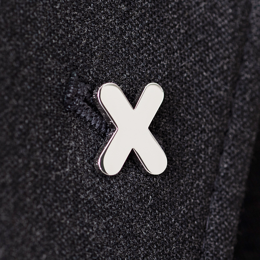 文字で飾るピンバッチ「X」Role Soft Text Black
