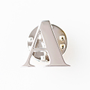 文字で飾るピンバッチ「A」Role Serif Banner Heavy