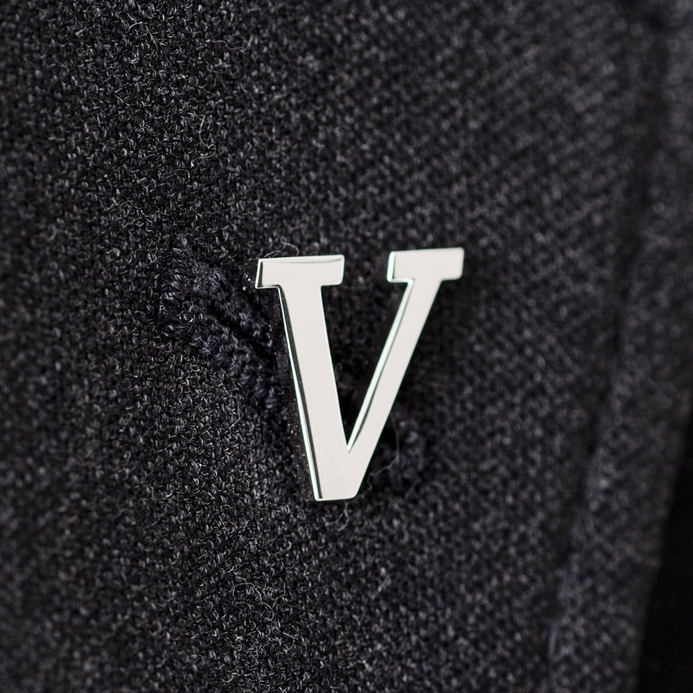 文字で飾るピンバッチ「V」Role Slab Text Bold Italic