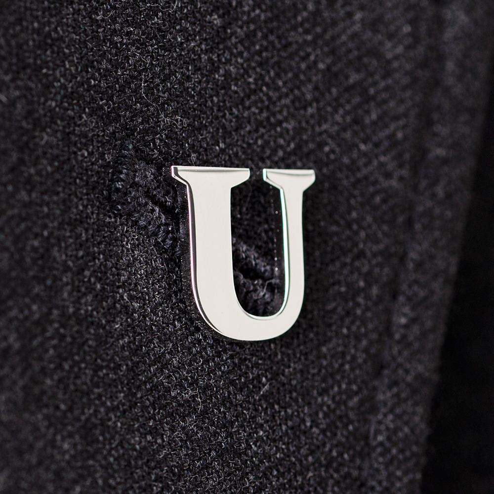 文字で飾るピンバッチ「U」Role Serif Text Heavy