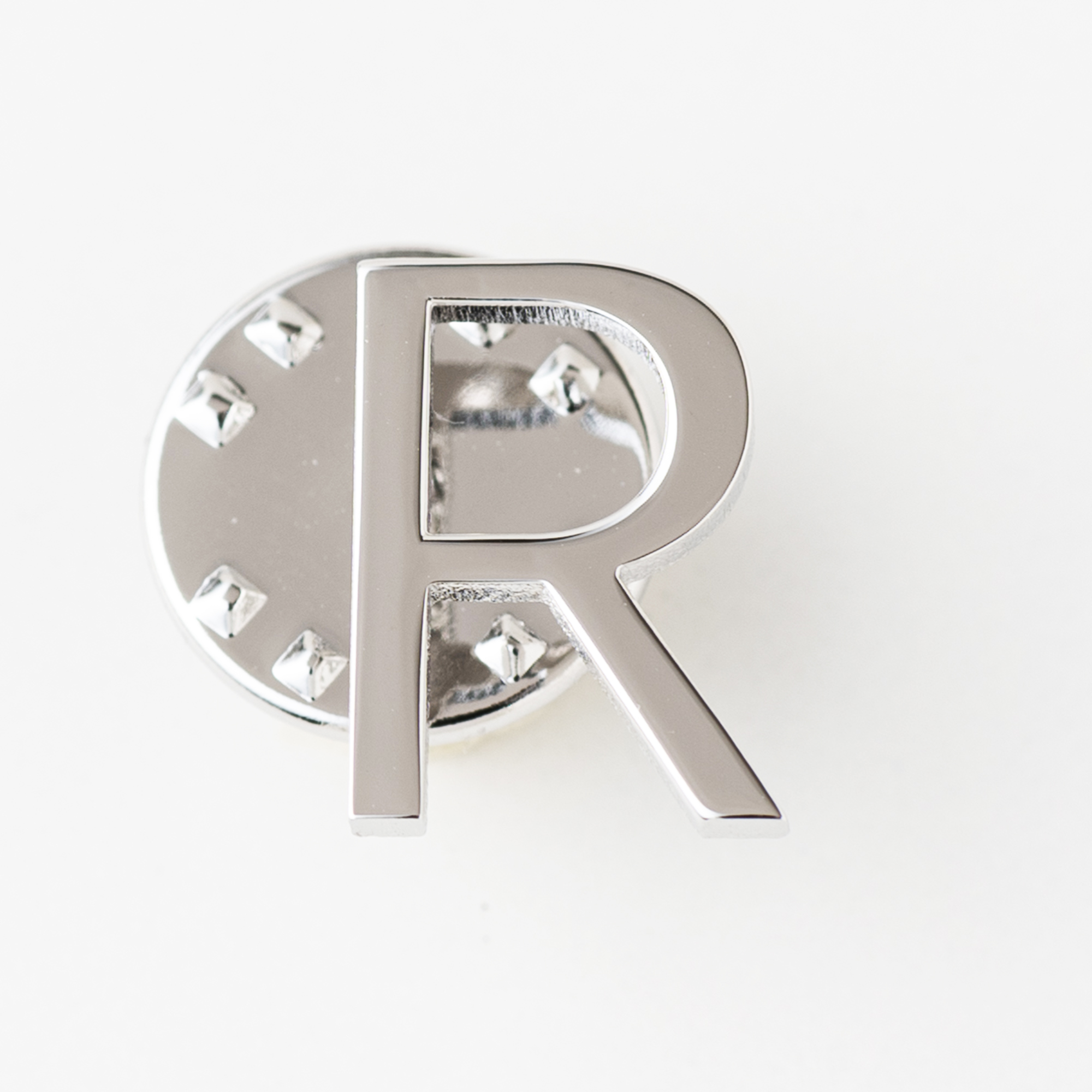 文字で飾るピンバッチ「R」Role Sans Display Regular