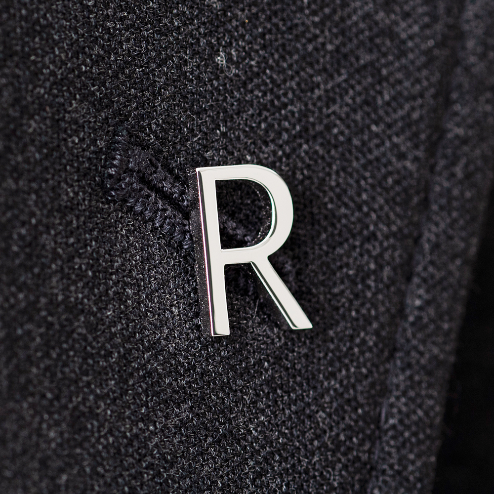 文字で飾るピンバッチ「R」Role Sans Display Regular