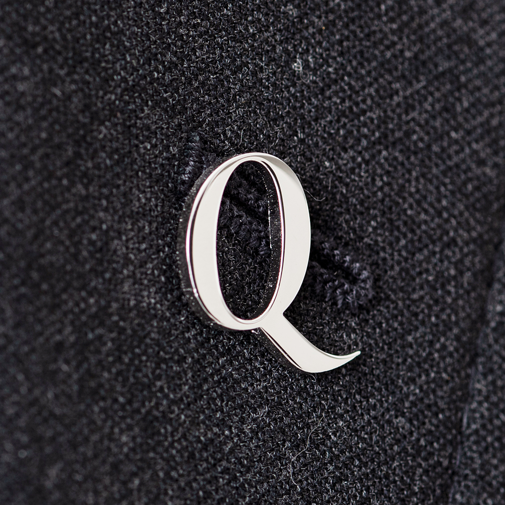 文字で飾るピンバッチ「Q」Role Serif Display Bold Italic