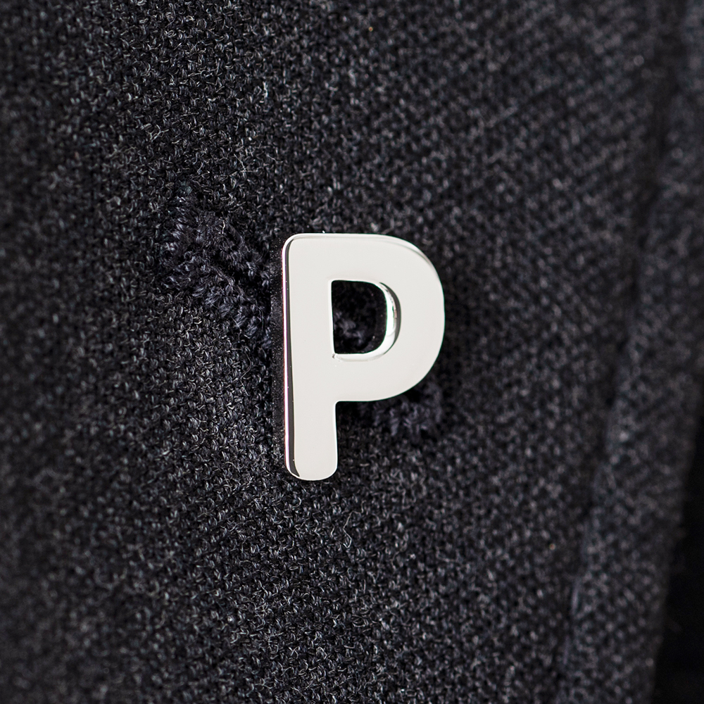 文字で飾るピンバッチ「P」Role Soft Banner ExtraBold