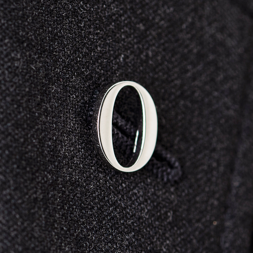 文字で飾るピンバッチ「O」Role Serif Banner Bold