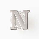 文字で飾るピンバッチ「N」Role Slab Banner Bold