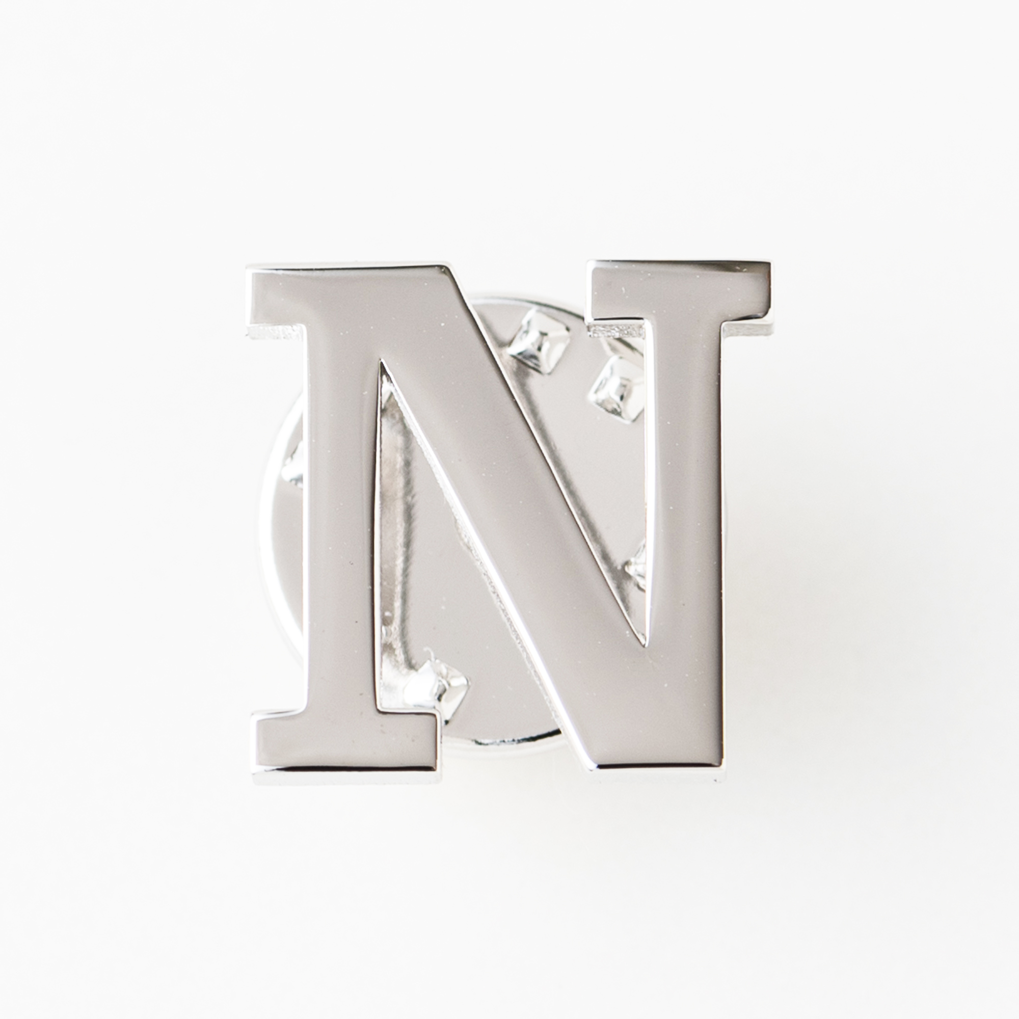 文字で飾るピンバッチ「N」Role Slab Banner Bold