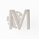 文字で飾るピンバッチ「M」Role Sans Banner Medium