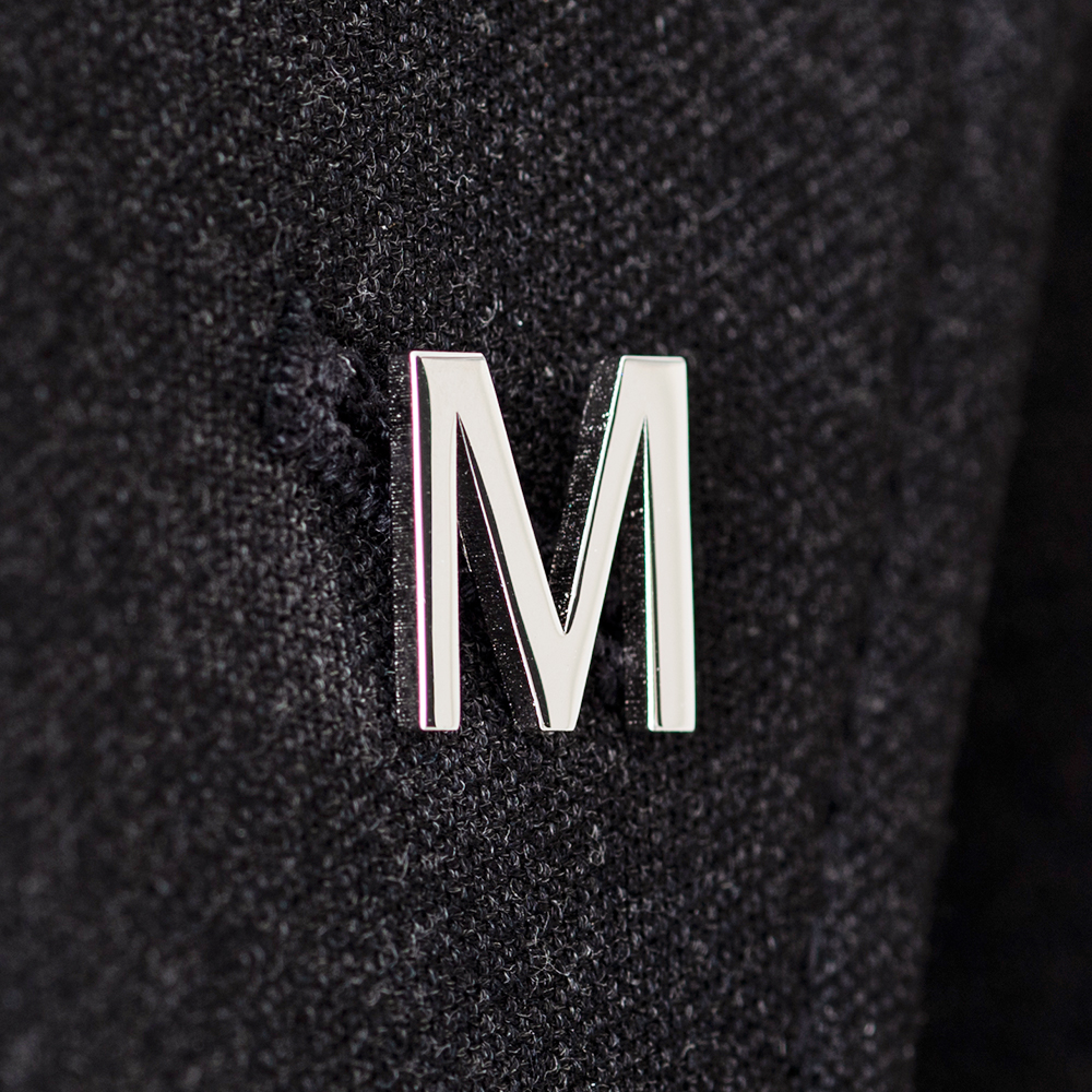 文字で飾るピンバッチ「M」Role Sans Banner Medium