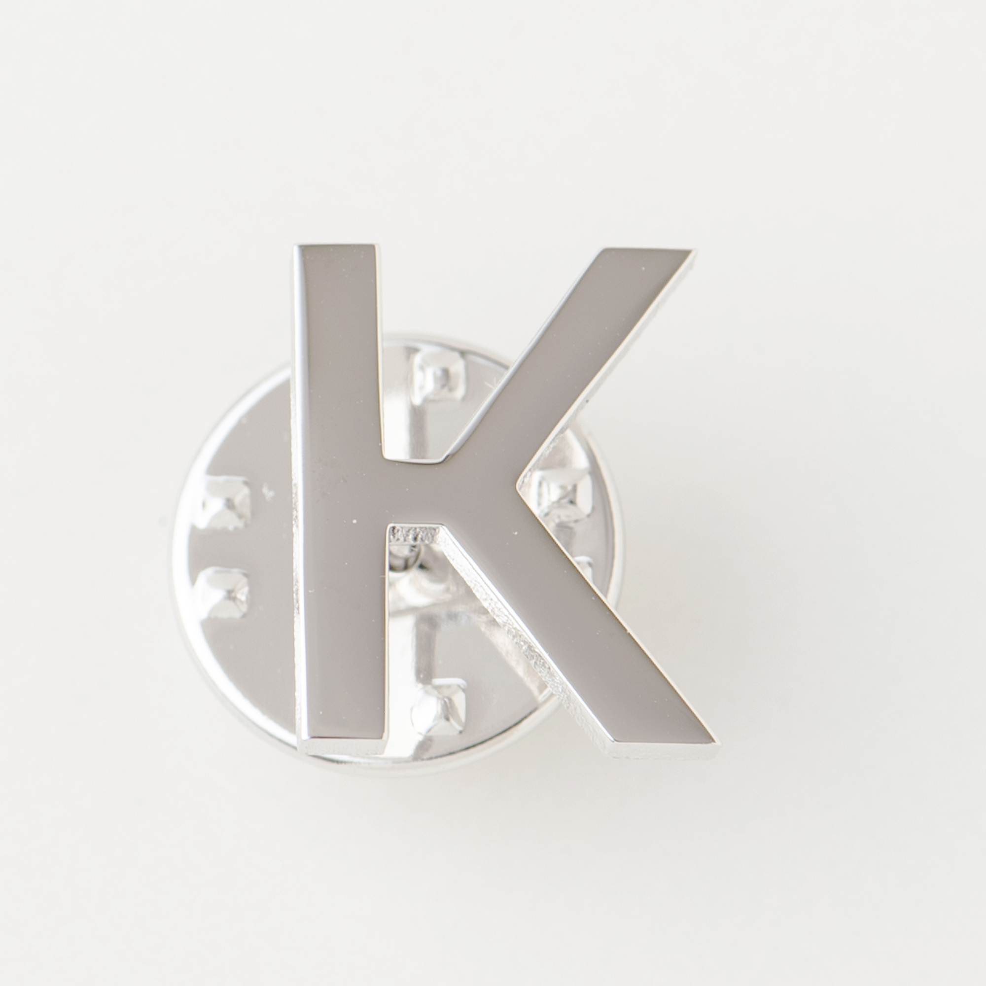 文字で飾るピンバッチ「K」Role Sans Text Medium
