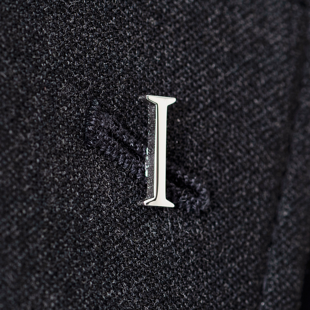 文字で飾るピンバッチ「I」Role Serif Text Regular