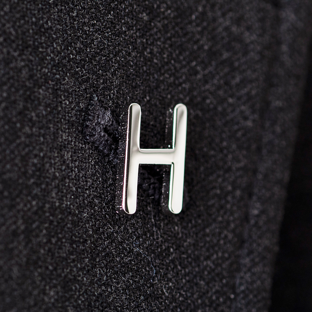 文字で飾るピンバッチ「H」Role Soft Display Medium Italic