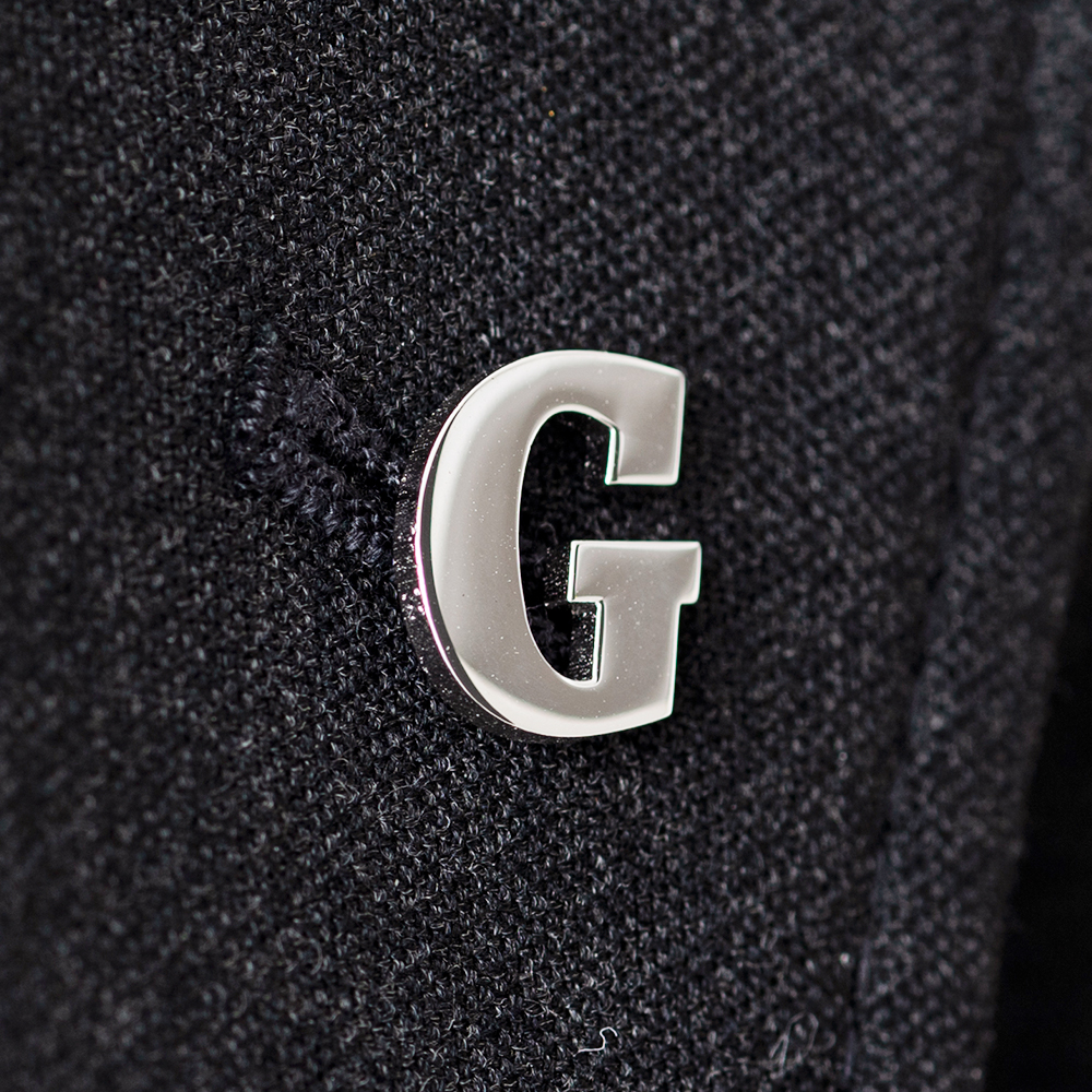 文字で飾るピンバッチ「G」Role Slab Display Black Italic
