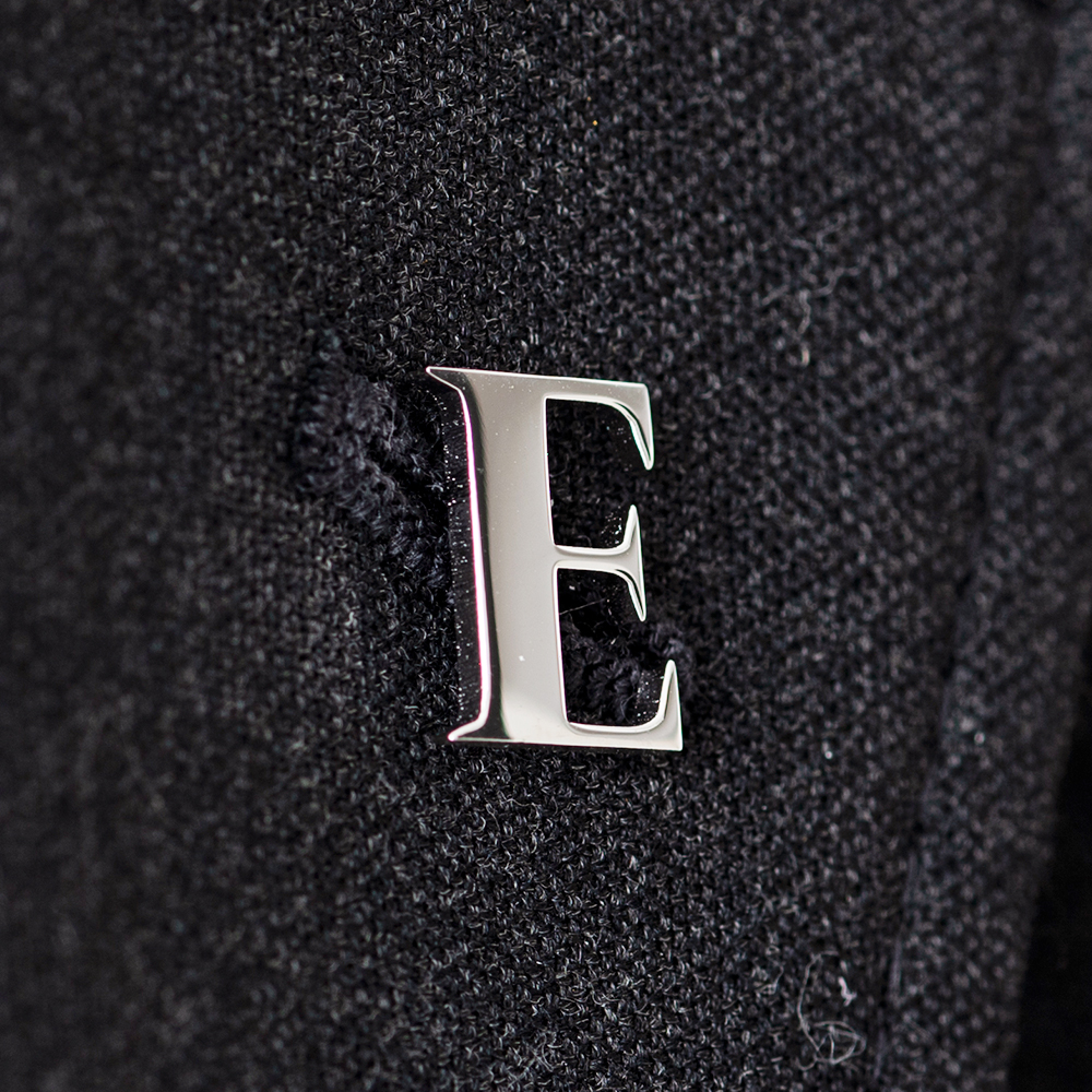 文字で飾るピンバッチ「E」Role Serif Display Heavy