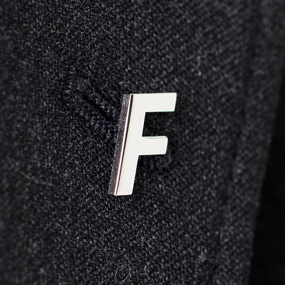 文字で飾るピンバッチ「F」Role Sans Display ExtraBold Italic